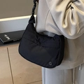 Elegante borsa a tracolla a mezzaluna in nylon nero con tracolla regolabile e logo M - Nero