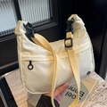 Borsa a tracolla a mezzaluna in nylon bianco crema con ampia tracolla regolabile - Bianco Sporco