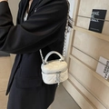Mini borsa a scatola bianco crema trapuntata con catena argento e ciondolo a cuore - Bianco Sporco