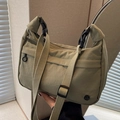 Borsa a tracolla verde oliva in nylon con fibbia regolabile e dettaglio del logo M - Verde