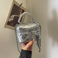 Mini borsa a scatola trapuntata argento metallizzato con ciondolo a zip a cuore - Argento
