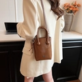 Braune Mini-Eimertasche aus Leder mit Kugelgriffen und Umhängeriemen für Damen - Braun
