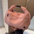 Borsa a tracolla in nylon rosa con manico arricciato e dettaglio fibbia - Rosa