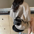 Mini borsa trapuntata nera da donna con tracolla a catena e dettaglio ciondolo a cuore - Nero