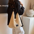 Beige gehäkelte Strohtasche mit Retro-Schultergurt aus dunkelbraunen Holzperlen - Groß / Schwarz