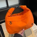 Sac à main en nylon orange vif avec poignée réglable et détails de fermeture éclair - Orange