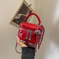 Mini borsa a scatola rossa trapuntata con ciondolo a cuore e catena argento - Borgogna