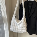 Bolso nube blanco acolchado en forma de media luna de nailon para un estilo casual de hombro - Talla única / Blanco