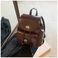 Mochila multiusos marrón oscuro brillante con cierre giratorio plateado y acabado lacado - Marrón