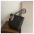 Grande borsa tote nera in pelle con motivo litchi e un elegante foulard di seta bianco e nero - Nero