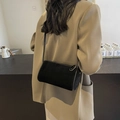 Moderne schwarze zylindrische Umhängetasche mit weißen Kontrastnähten und Matt-Finish - Schwarz