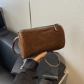 Dunkelbraune zylindrische Schultertasche aus Wildleder mit glatter Lederpaspelierung - Kaffeebraun
