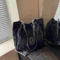 Detailansicht schwarze Tragetasche mit HOTO-Patch und Metallketten-Schultergurt - Schwarz