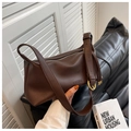 Bolso tote de cuero marrón oscuro con relieve FASHION y correa ajustable larga - café