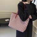 Bolso tote grande de punto con diseño de corazón rojo y blanco y asas de cuero - Corazón Rojo