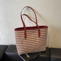 Bolso tote de tweed rojo y blanco con asas de cuero en un elegante escenario de estilo vida - Cuadrícula Pequeña Roja