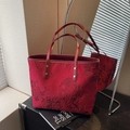 Bolso tote rojo oscuro con flores en relieve, asas de cuero y gran capacidad - Burdeos