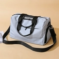 Bolsa fitness gris azulado claro con separación húmedo-seco y correa ajustable - Gris claro