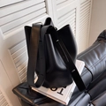 Borsa a secchiello vintage in pelle martellata nera capiente con tracolla larga - Nero