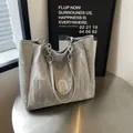 Silbergraue Shopper Tasche mit metallischer Plissee-Textur und Kettenriemen - Silber