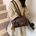 Borsa bowling vintage marrone scuro con doppie tasche frontali e ciondolo a orsetto - Caffè con Ciondolo