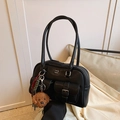 Borsa bowling retrò in pelle PU nera con doppie tasche e ciondolo a forma di orso - Nero con ciondolo