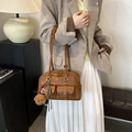Borsa a spalla vintage marrone in pelle con tasche a fibbia e ciondolo orsetto di peluche - Marrone con ciondolo
