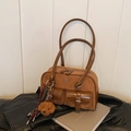 Borsa tote vintage marrone con doppie tasche anteriori e ciondolo a forma di orso - Marrone Opaco con Ciondolo