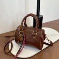 Dunkelbraune Boston Tasche aus Lackleder mit glänzendem Finish und goldenem Herzanhänger - Kaffee (Mit Anhänger)