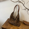 Bolso tote de moda con estampado de leopardo y correas de cuero sobre madera - Marrón