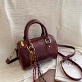 Klassische burgunderrote Boston-Handtasche mit Retro-Finish für Damen in Gold - Weinrot (Mit Anhänger)