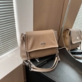 Beige plissierte Tragetasche aus Cord mit Silberkette und minimalistischer Schnalle - Khaki