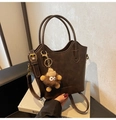 Borsa a secchiello retrò marrone scuro con charm mostro di peluche e tracolla regolabile - Con Portachiavi Mostro / Marrone
