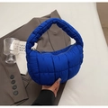 Borsa a nuvola trapuntata blu reale con texture imbottita e mini manico a mano - Blu