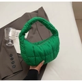 Borsa nuvola trapuntata verde vibrante con trama a griglia gonfia e manico superiore - verde scuro