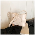 Detail van crème crossbody emmertas met unieke gesp en verstelbare schouderriem - Wit