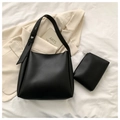 Dettaglio della borsa hobo in pelle opaca nera minimalista e pochette coordinata su tessuto - Nero Borsa Grande e Borsa Piccola