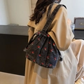 Borsa a secchiello in denim nero lavato con ricamo ciliegie rosse e tracolla larga - Nero
