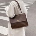 Borsa tote vintage marrone scuro in pelle cerata con fibbia dorata portata a spalla - Caffè (Grande)