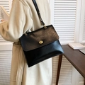 Borsa a spalla nera retrò in ecopelle con trama pieghettata e chiusura a girello oro - Nero (Grande)