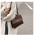 Borsa a spalla in pelle marrone retrò con chiusura dorata e grande capacità - Caffè (Piccolo)