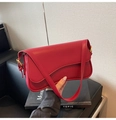 Borsa a spalla rossa in pelle martellata con patta asimmetrica e fibbia dorata - Rosso