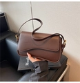 Borsa a spalla in pelle marrone scuro con trama litchi, fibbia oro e patta a onda - Marrone