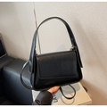 Dettaglio della borsa a tracolla nera vintage con finitura opaca e dettagli dorati - Nero