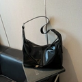 Sac sous le bras chic en cuir verni noir avec bandoulière réglable et détails argentés - Noir (Brillant)