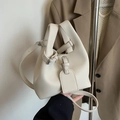 Sac seau chic blanc crème à texture litchi avec bandoulière et pendentif décoratif - Ivoire