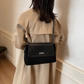 Sac bandoulière noir en patchwork chic avec chaîne métal et plaque de marque - Noir