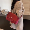 Sac à épaule vintage en cuir rouge et daim avec chaîne argentée élégante pour femme - Bordeaux