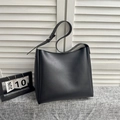 Minimalistische schwarze matte Einkaufstasche aus Leder mit verstellbarem Schultergurt - Schwarz