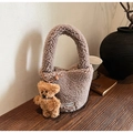 Détail du sac seau en peluche marron doux avec texture teddy et pendentif en forme d'ours - Gris (Avec Pendentif)